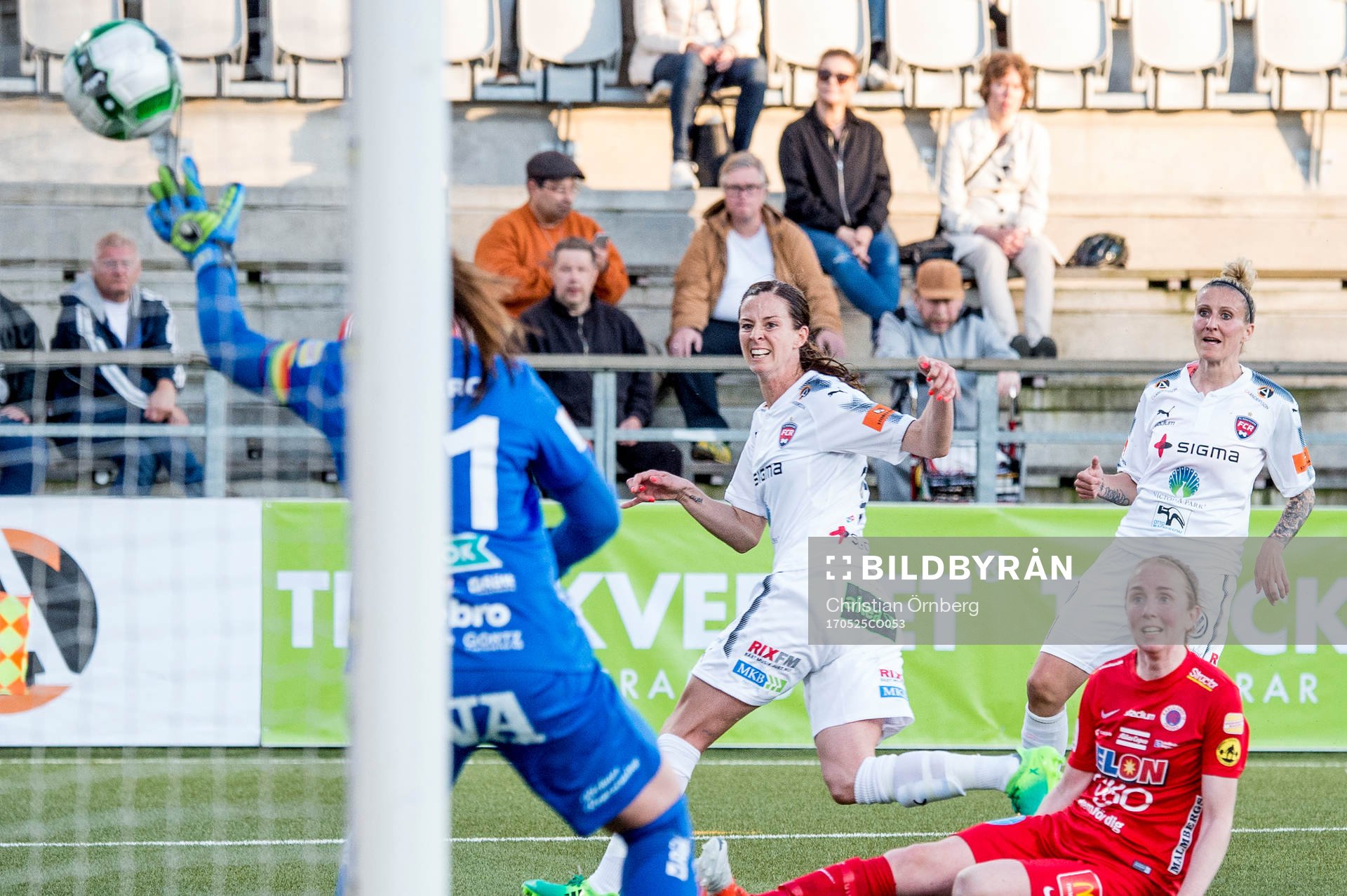 Rosengårds Lotta Schelin gör 2-2 på Örebros målvakt