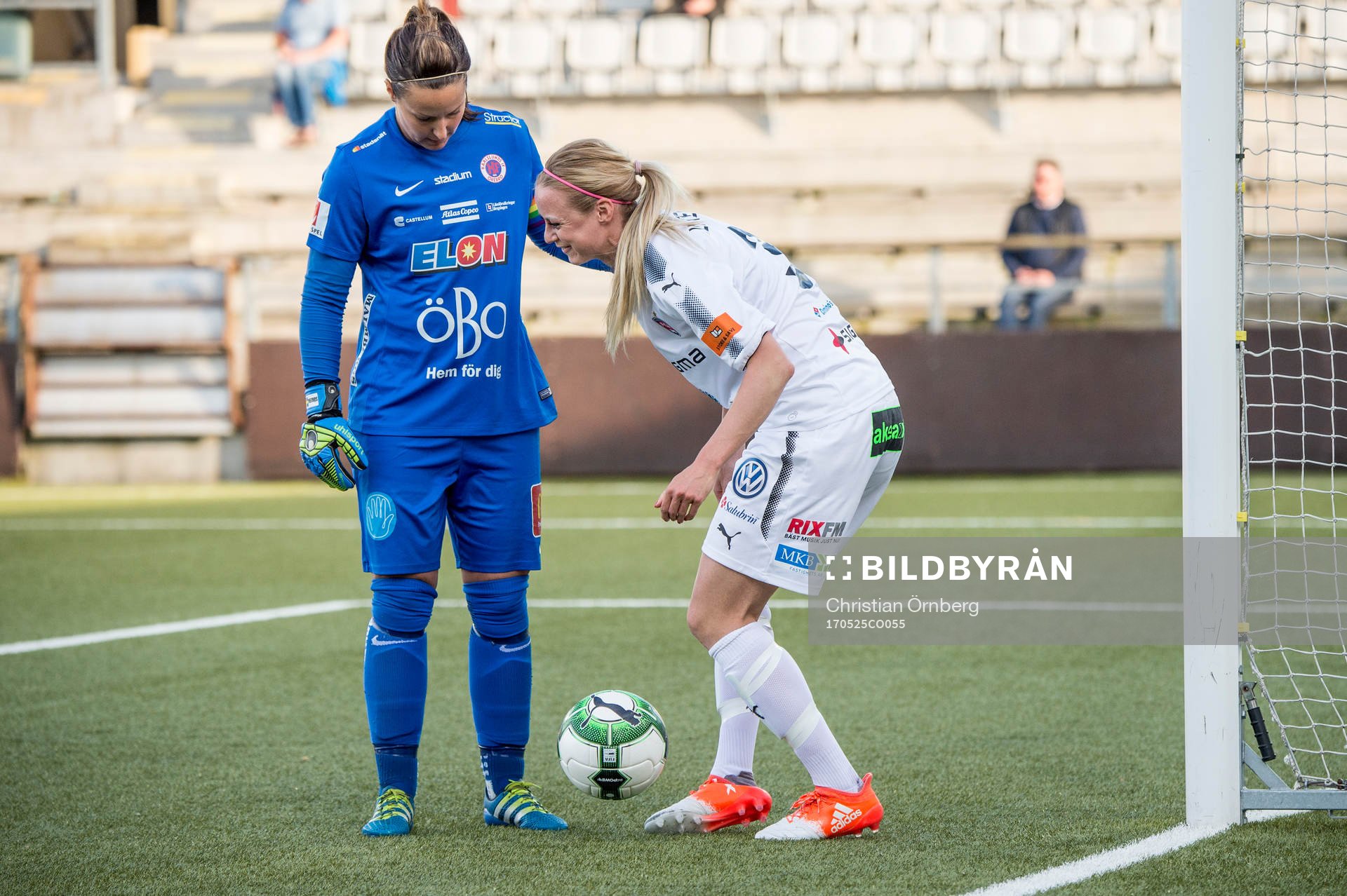 Örebros målvakt Carola Söberg kollar till Rosengårds