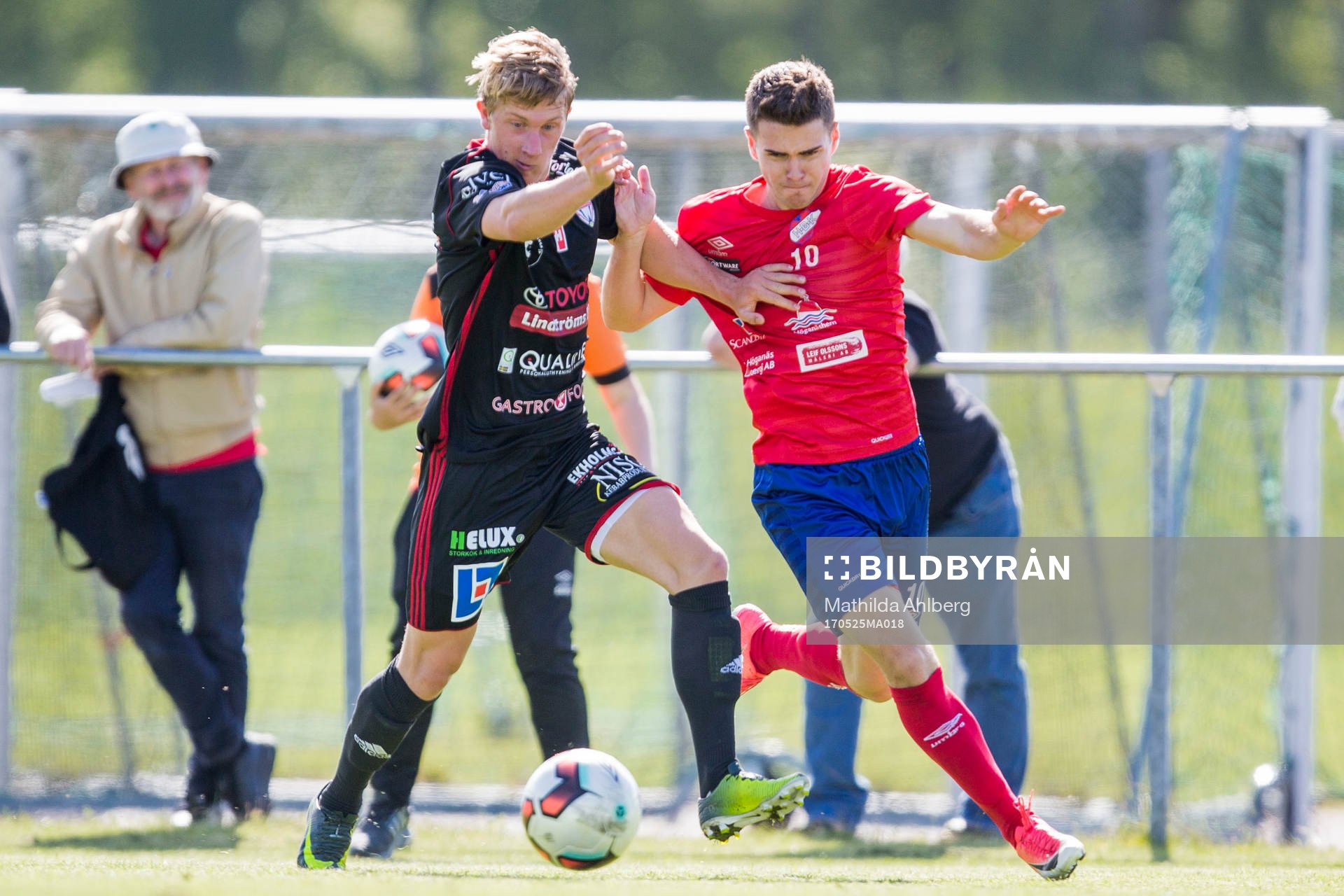 Assyriskas Ashor Denka-Nisan och Höganäs Edis Agelius under fotbollsmatchen i Divison 2 mellan Höganäs och Assyriska IK den  25 maj 2017 i Höganäs.