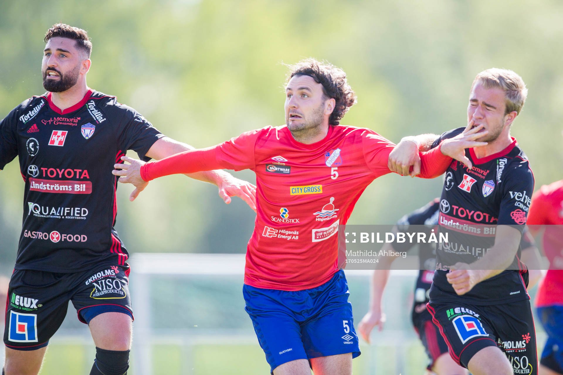 Höganäs Visar Nikqi i duell under fotbollsmatchen i Divison 2 mellan Höganäs och Assyriska IK den 25 maj 2017 i Höganäs.