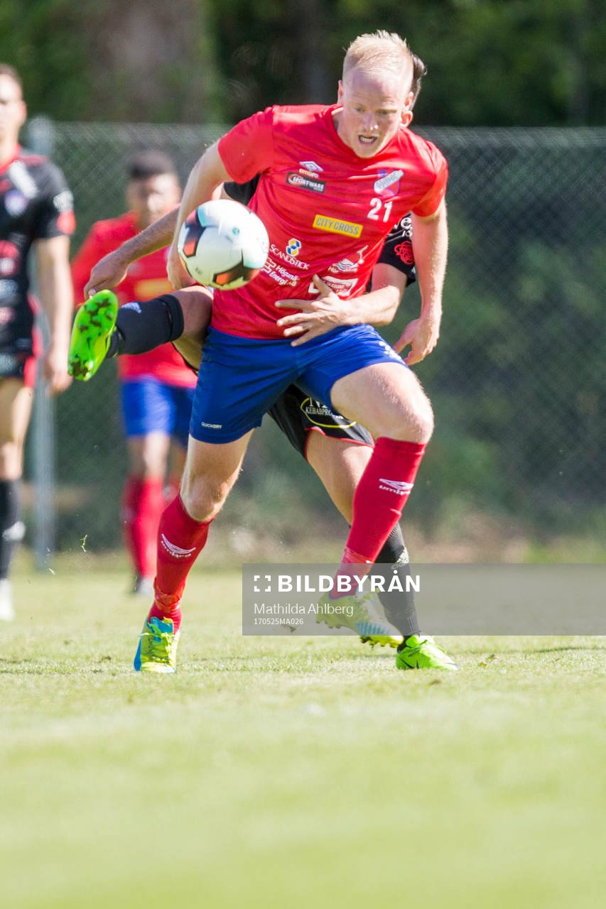 Höganäs Niklas Hermansson under fotbollsmatchen i Divison 2 mellan Höganäs och Assyriska IK den 25 maj 2017 i Höganäs.