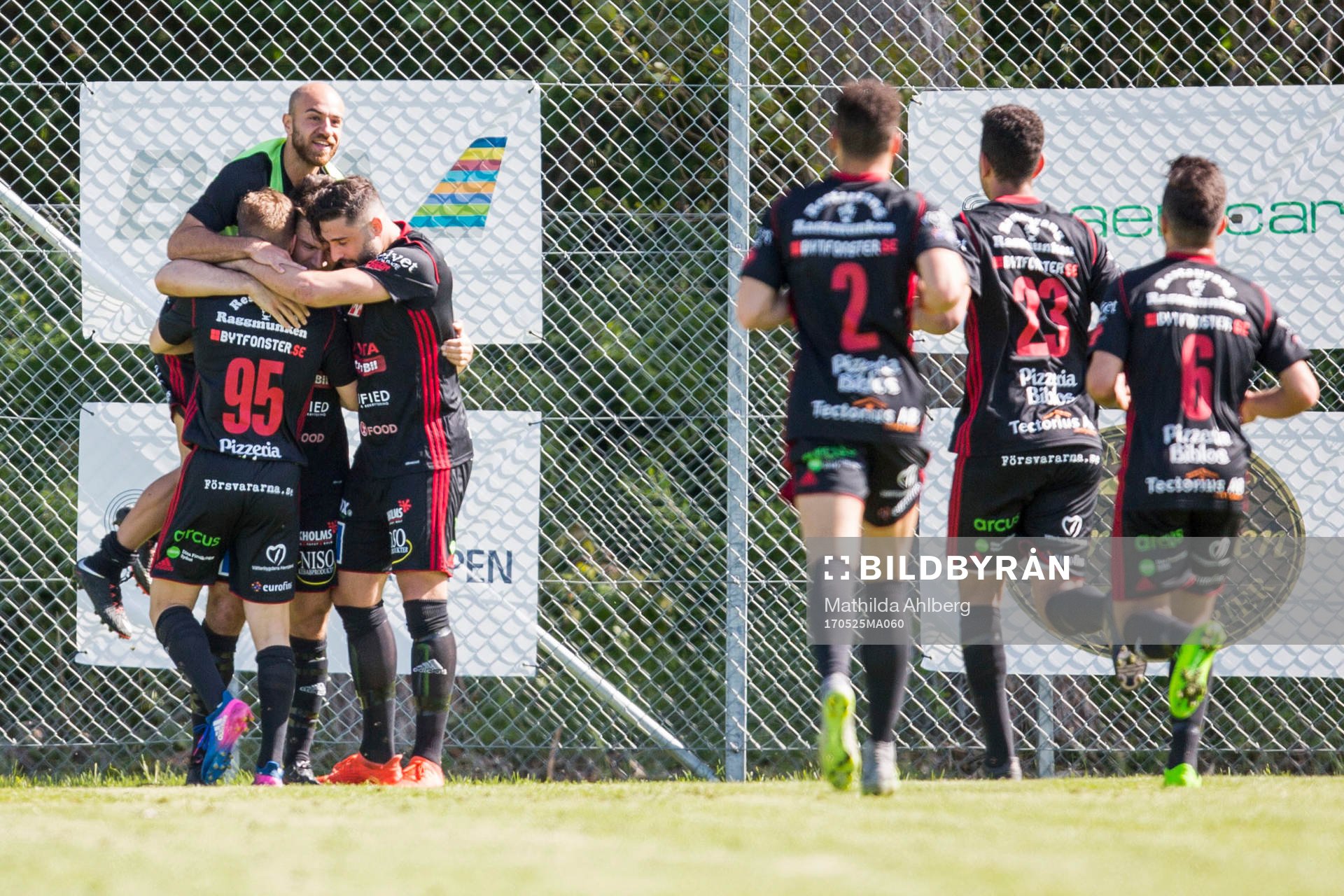 Assyriskas spelare jublar