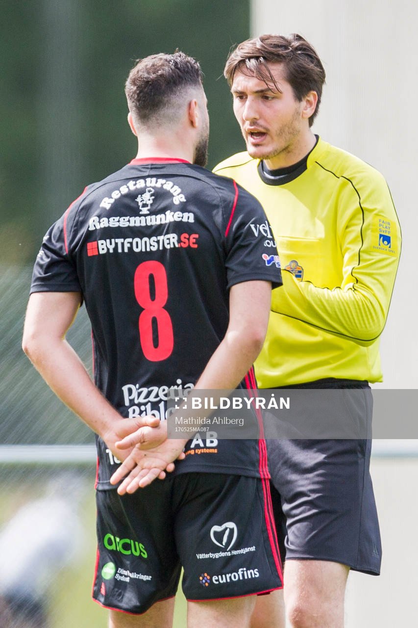 Domaren Jovan Bjelajac i diskussion med Assyriskas Michell