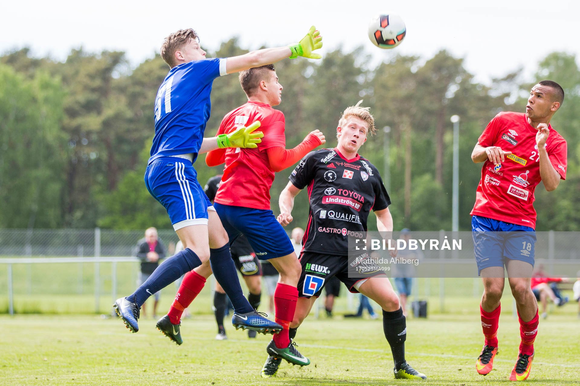 Assyriskas målvakt Pontus Wik går ut mot bollen