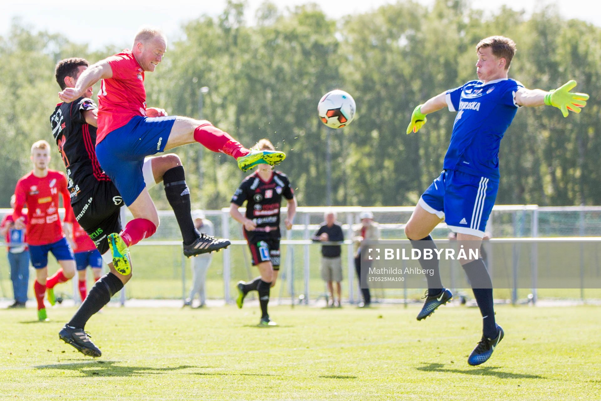 Höganäs Niklas Hermansson skjuter mot Assyriskas målvakt