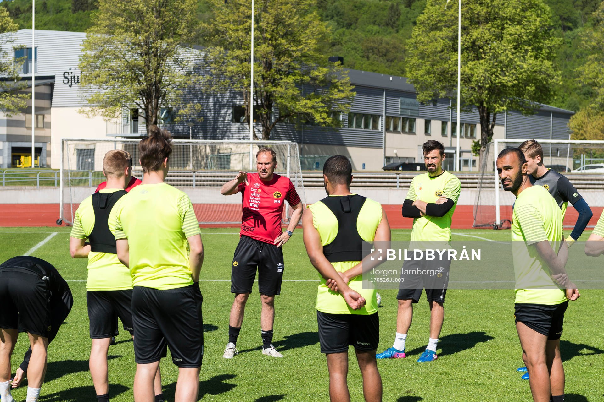 Elfsborgs manager Magnus Haglund instruerar spelarna