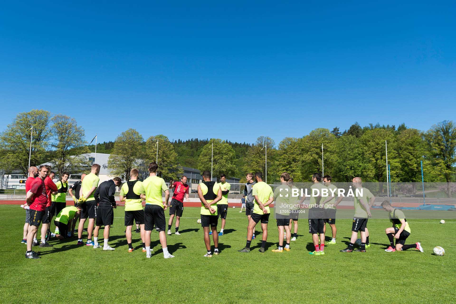 Elfsborgs manager Magnus Haglund instruerar spelarna