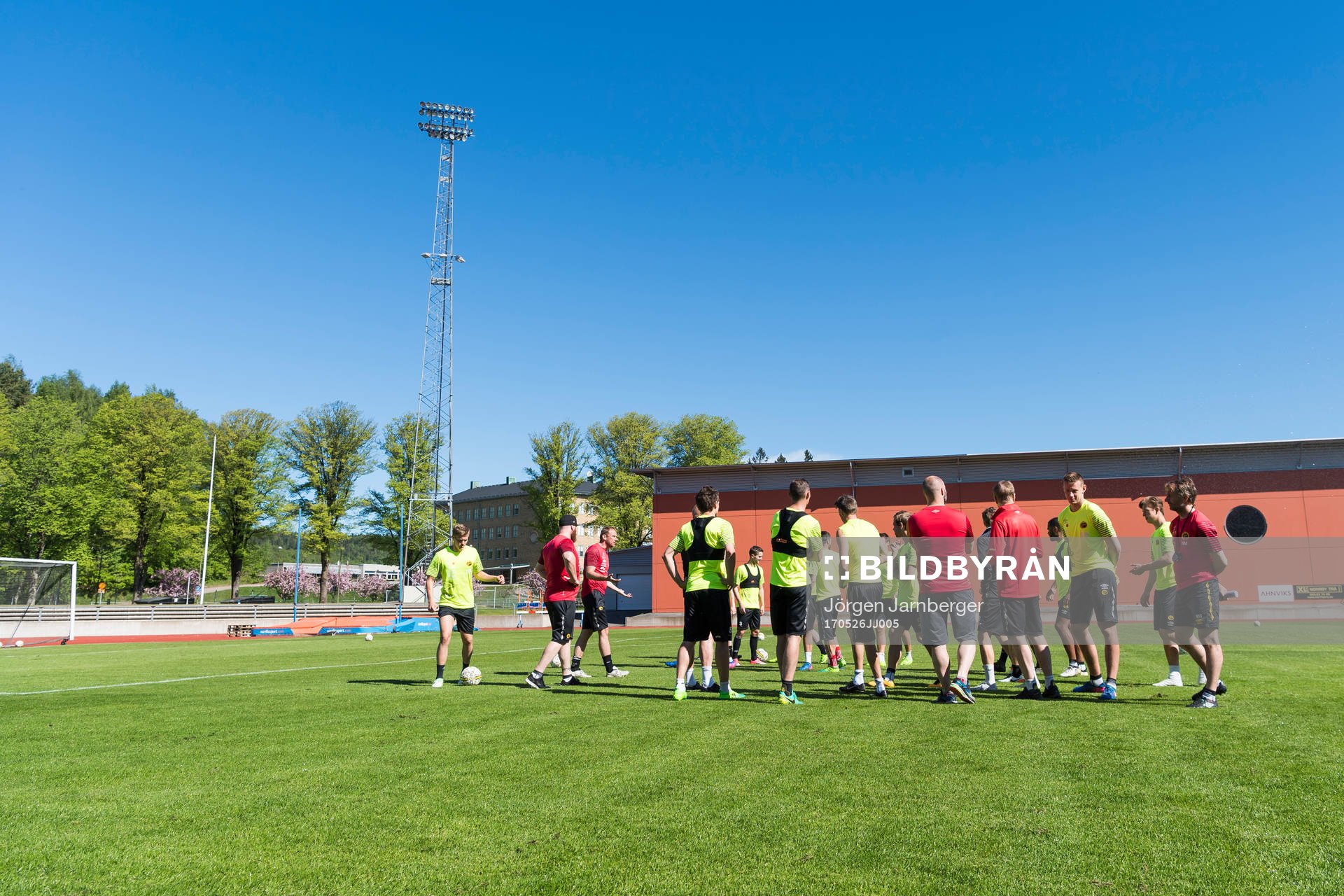 Elfsborgs manager Magnus Haglund instruerar spelarna