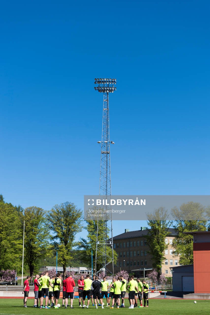 Elfsborgs manager Magnus Haglund instruerar spelarna
