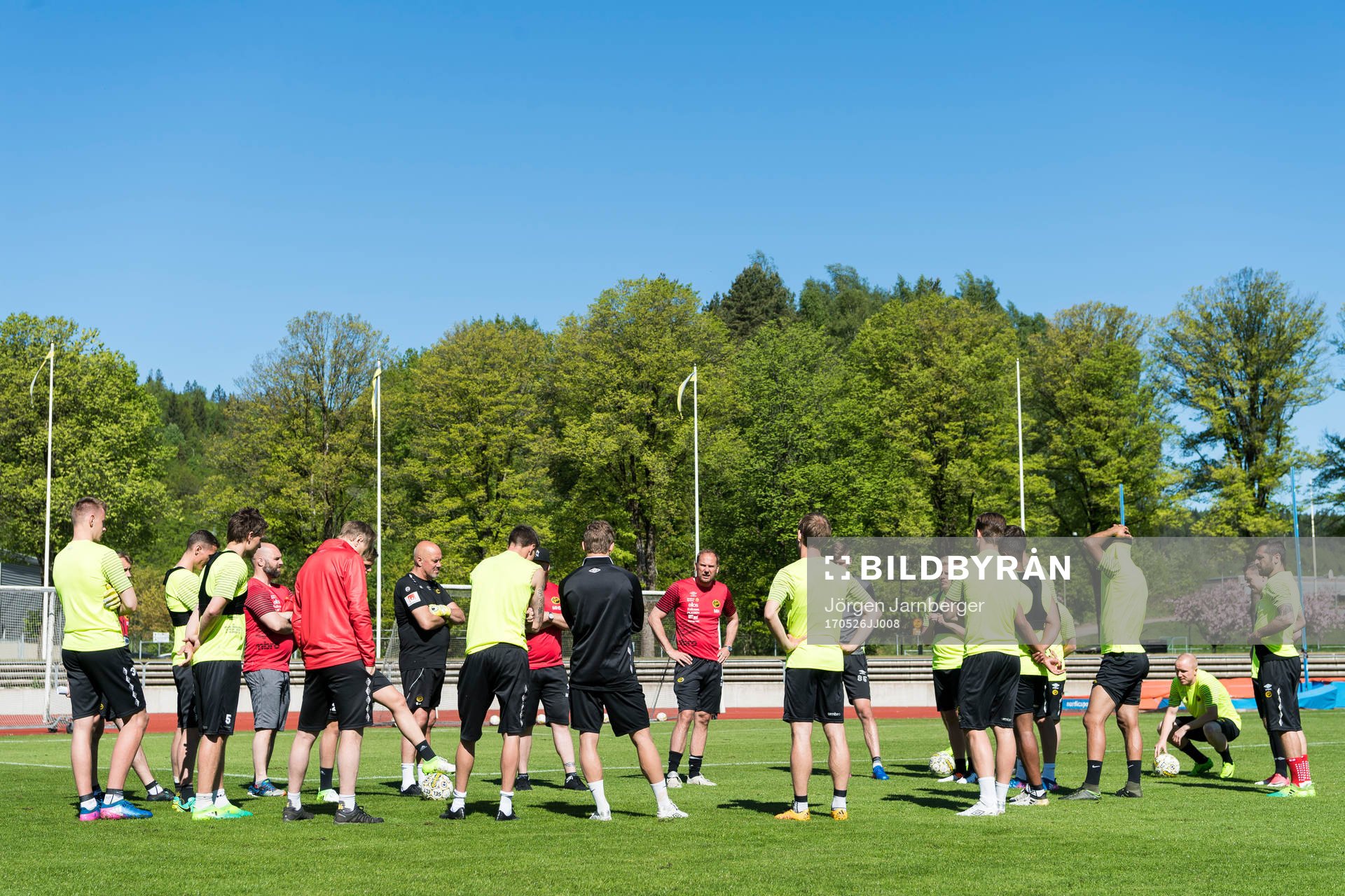 Elfsborgs manager Magnus Haglund instruerar spelarna