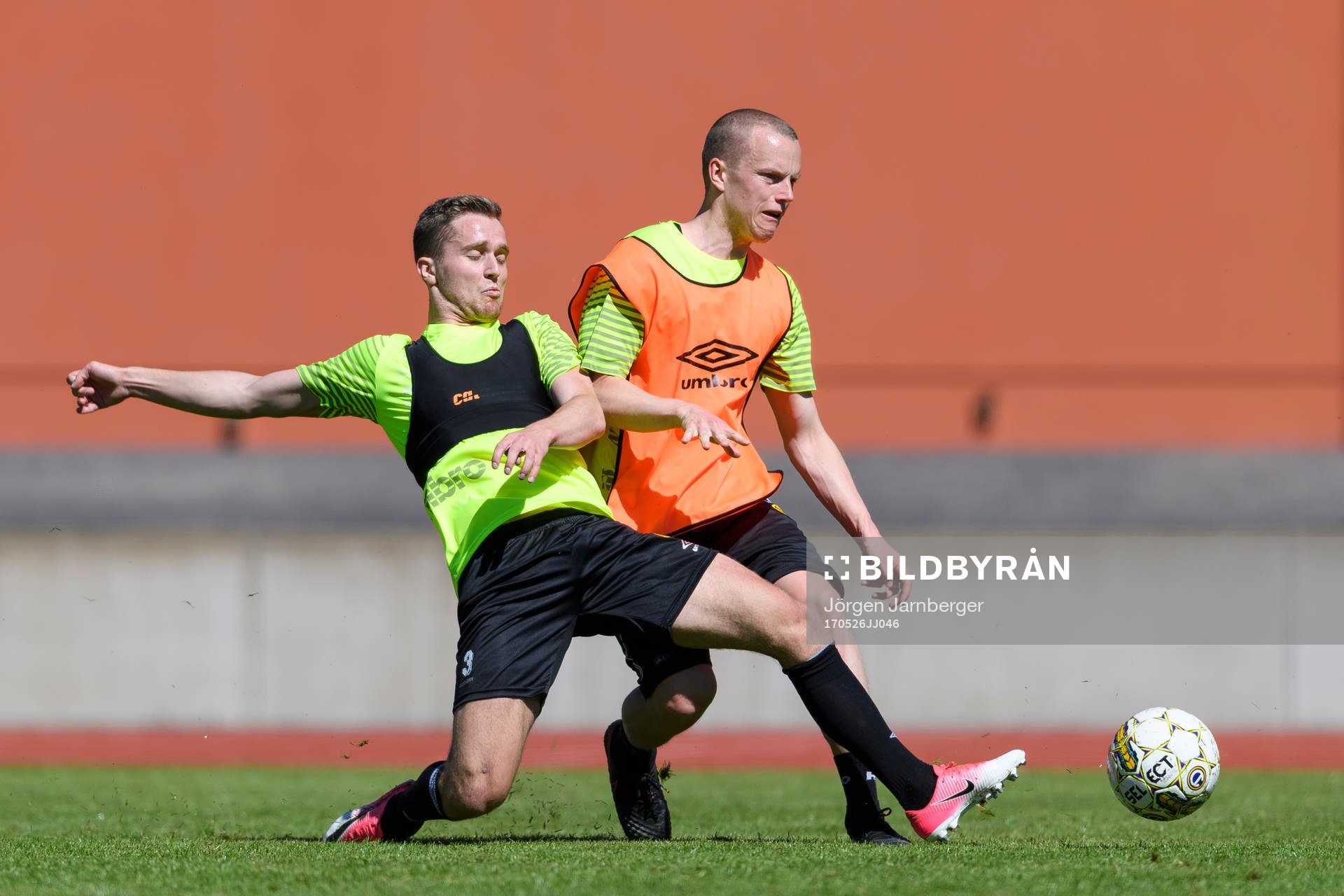 Elfsborgs Adam Lundqvist och Daniel Gustavsson i kamp