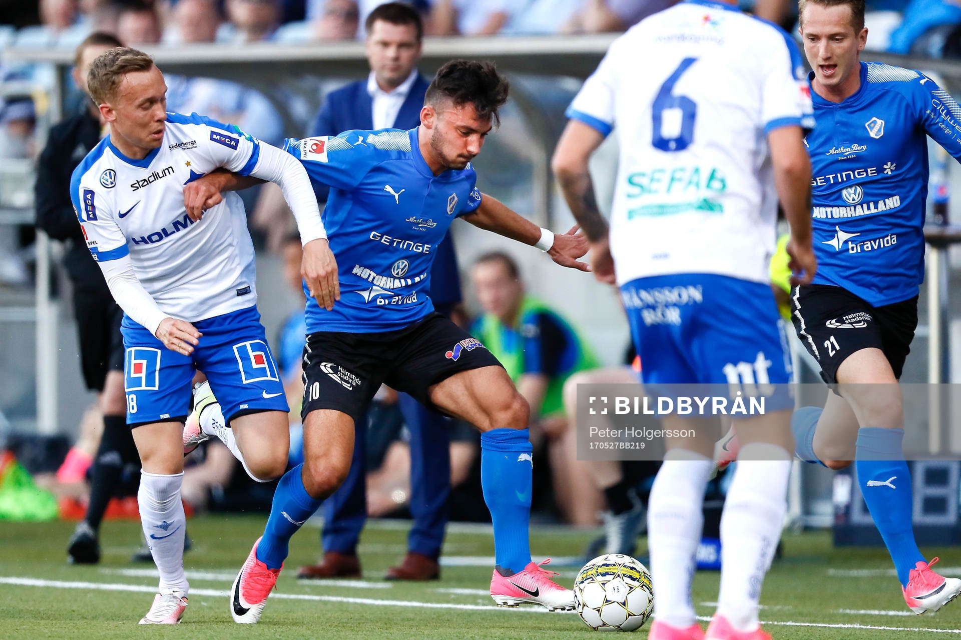 Norrköpings Gudmundur Thorarinsson i närkamp med Halmstads Sead Haksabanovic under fotbollsmatchen i Allsvenskan mellan Norrköping och Halmstad den 27 maj 2017 i Norrköping.