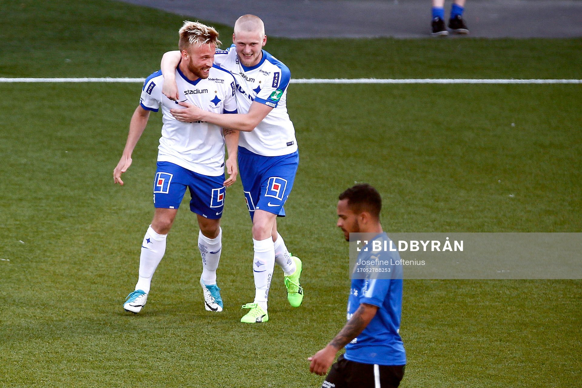 Norrköpings Nicklas Bärkroth och Karl Holmberg jublar efter 2-1 av Nicklas Bärkroth under fotbollsmatchen i Allsvenskan mellan Norrköping och Halmstad den 27 maj 2017 i Norrköping.