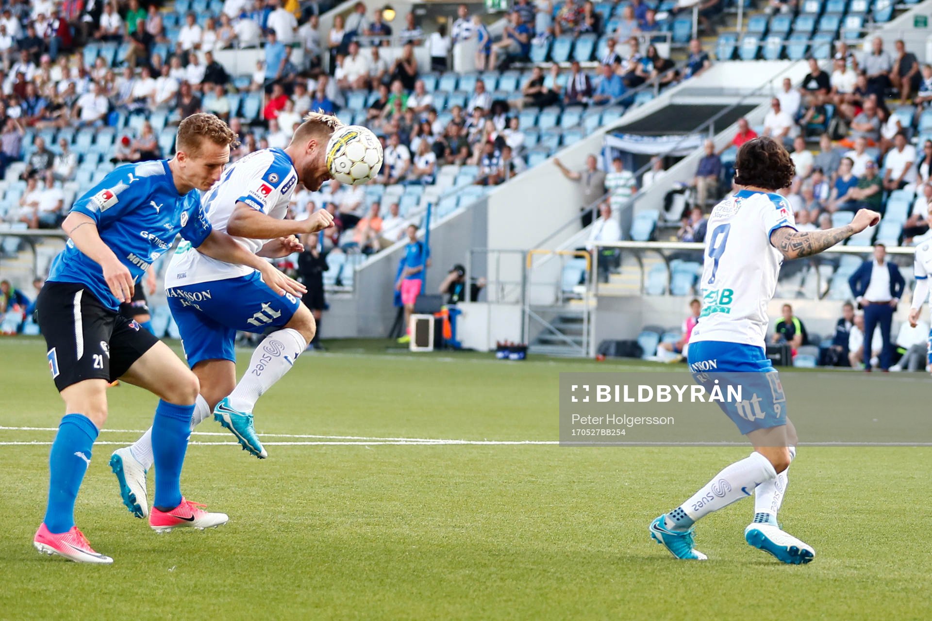 Norrköpings Nicklas Bärkroth nickar bollen till 2-1
