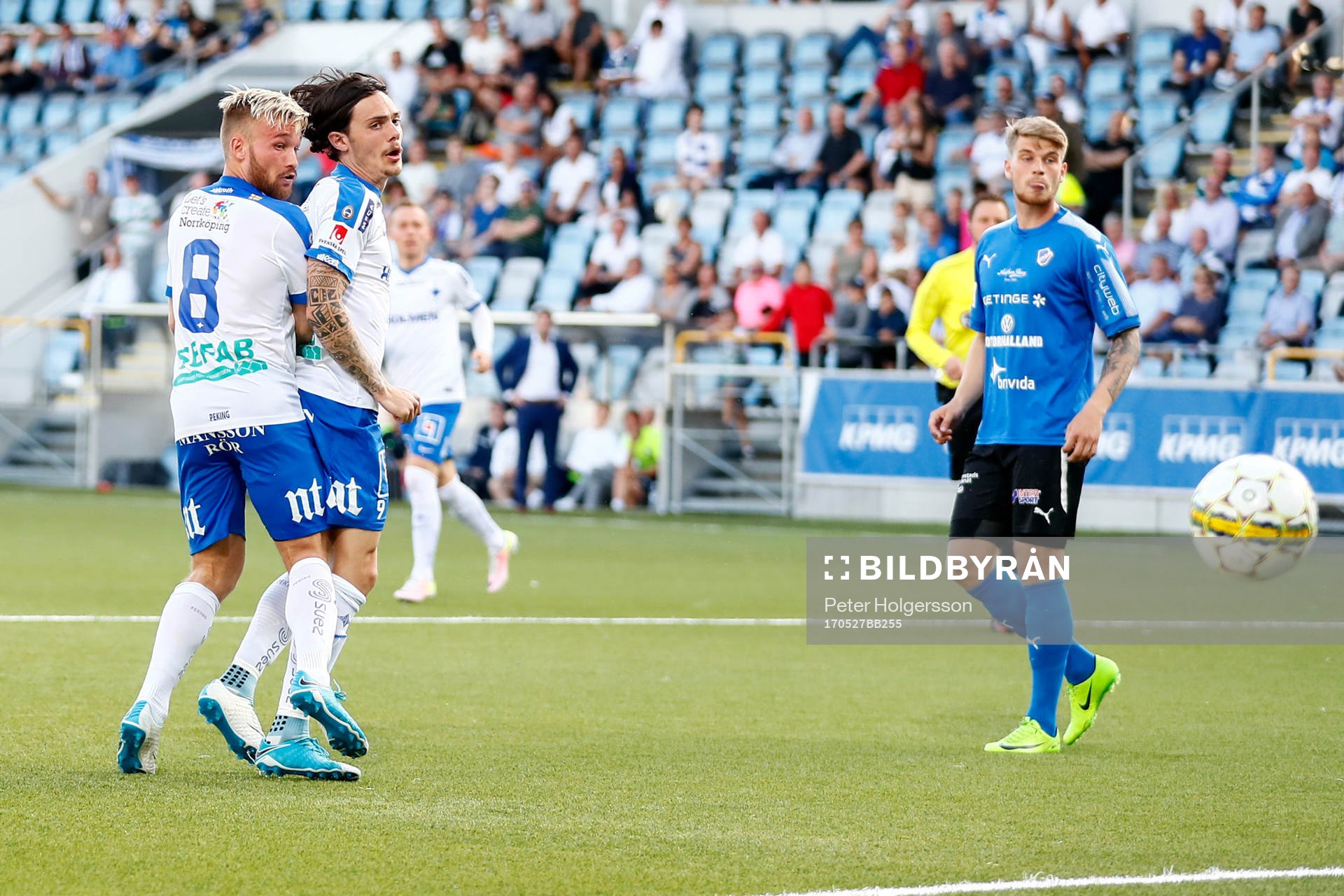 Norrköpings Nicklas Bärkroth nickar bollen till 2-1