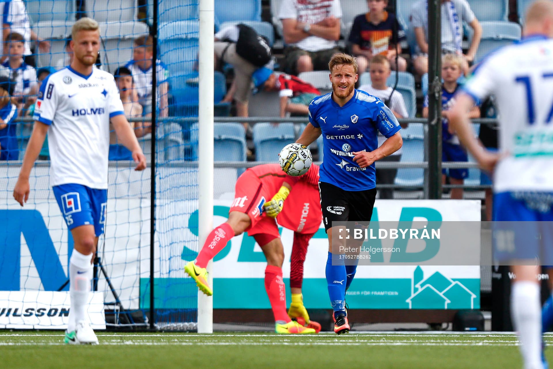 Halmstads Alexander Ruud Tveter springer med bollen mot