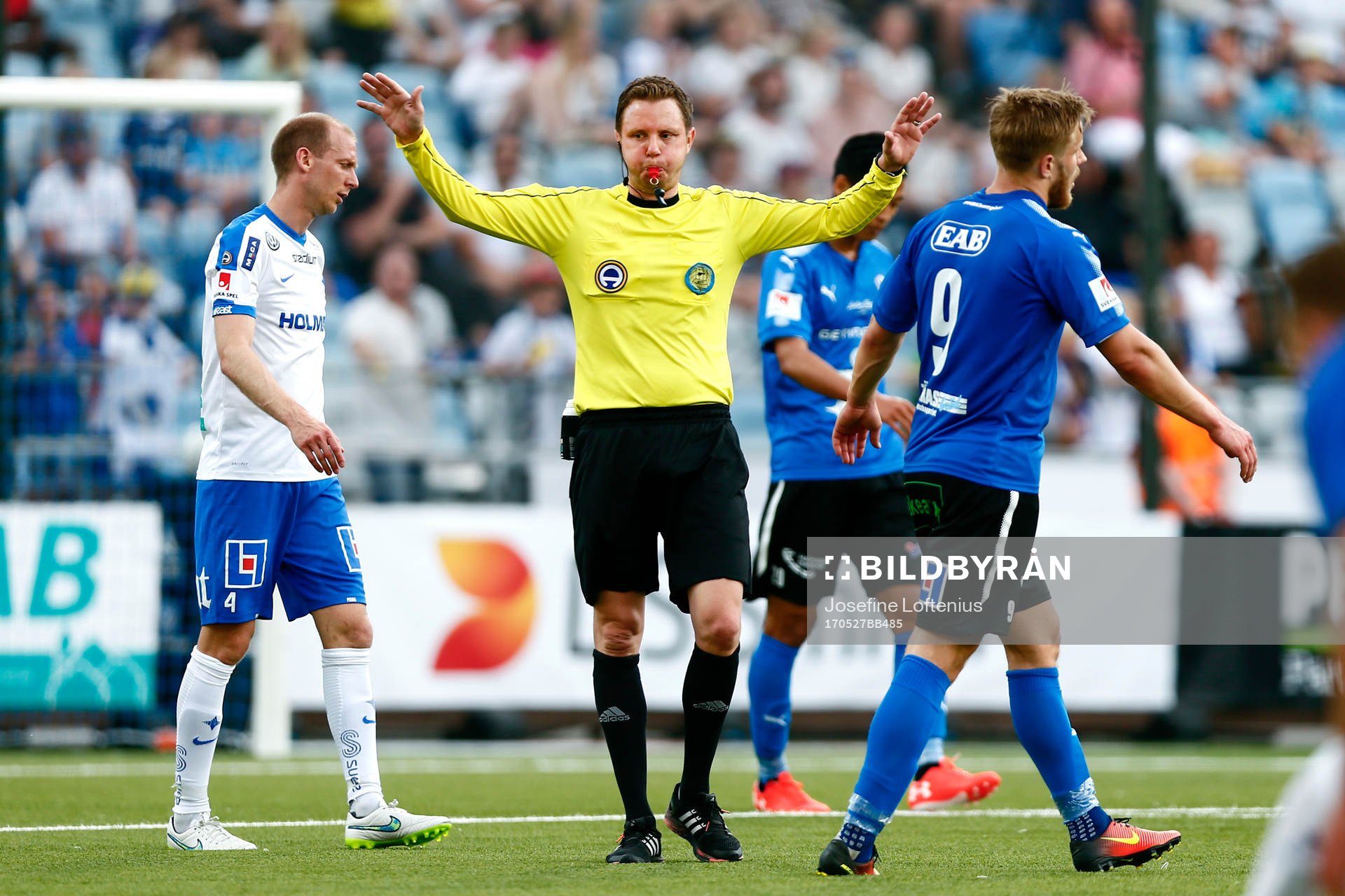 Domare Markus Strömbergsson blåser av fotbollsmatchen i