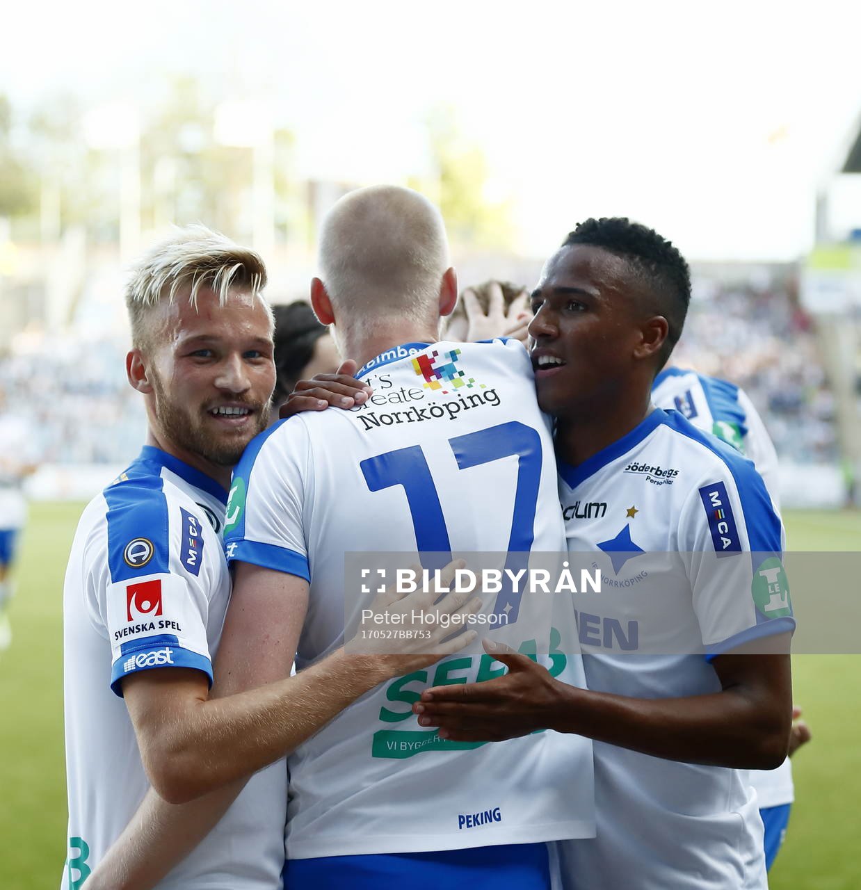 Norrköpings Kalle Holmberg jublar efter mål 3-1 , Nicklas Bärkroth till vänster och Niclas Eliasson till höger, under fotbollsmatchen i Allsvenskan mellan Norrköping och Halmstad den 27 maj 2017 i Norrköping.