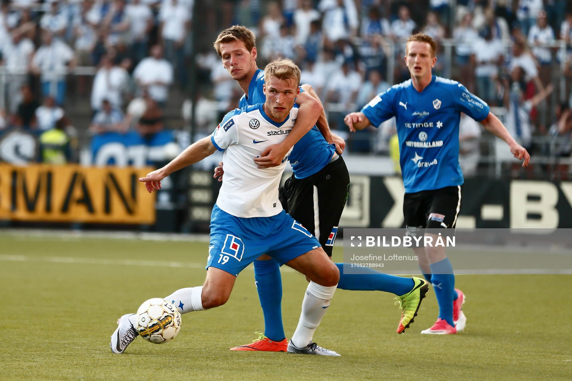 Norrköpings Sebastian Andersson blir hålls fast av