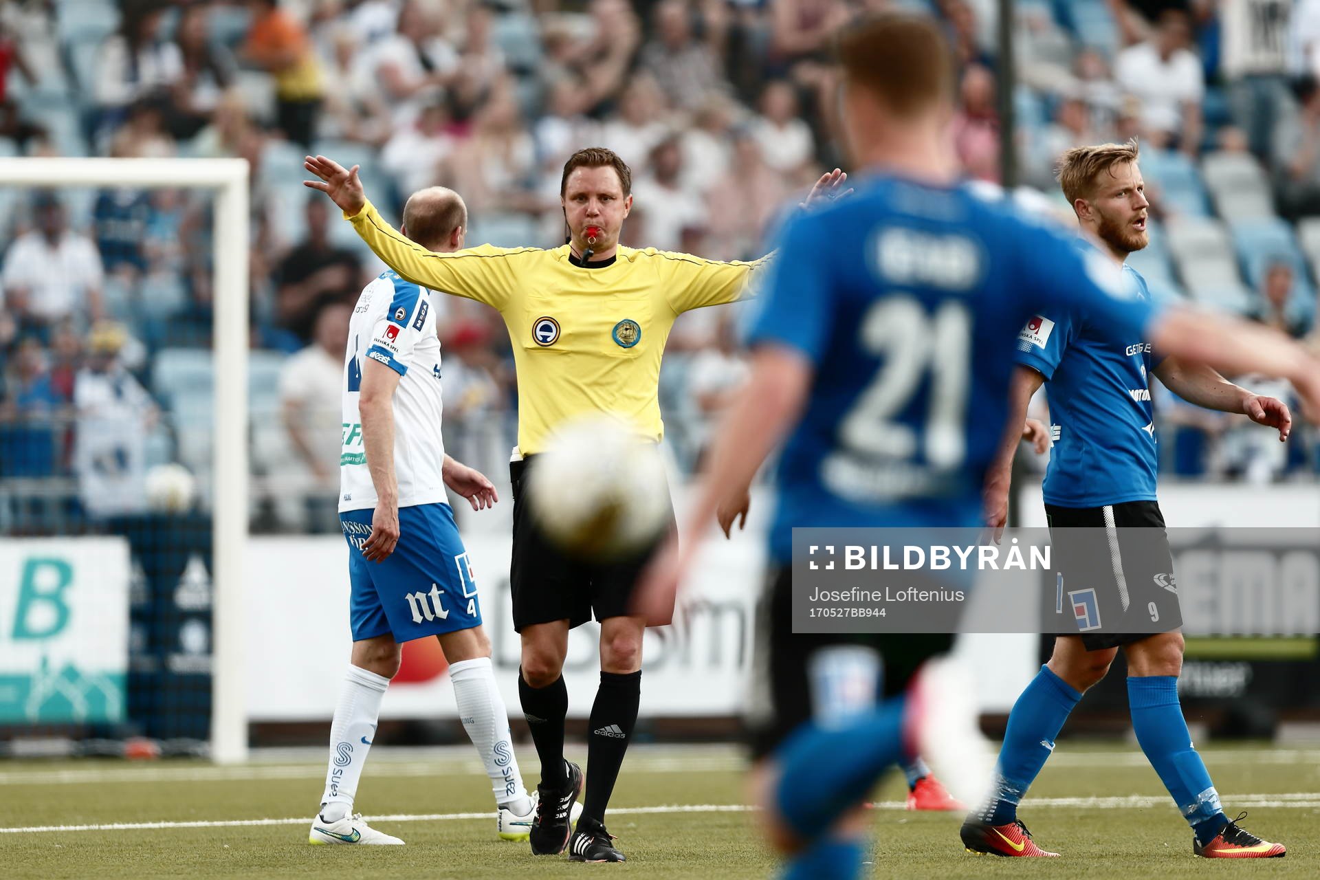 Domare Martin Strömbergsson blåser av matchen, hans sista