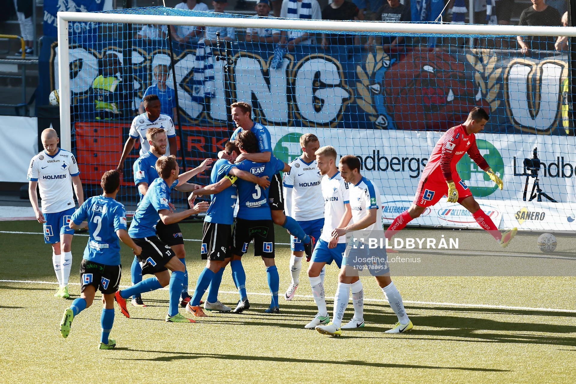 Halmstads Fredrik Olsson har precis gjort mål och laget