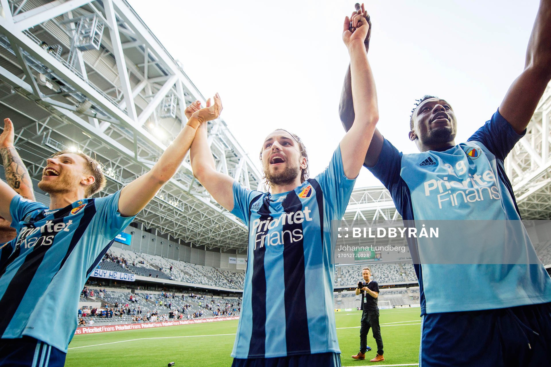 Djurgårdens spelare med Kevin Walker i mitten jublar