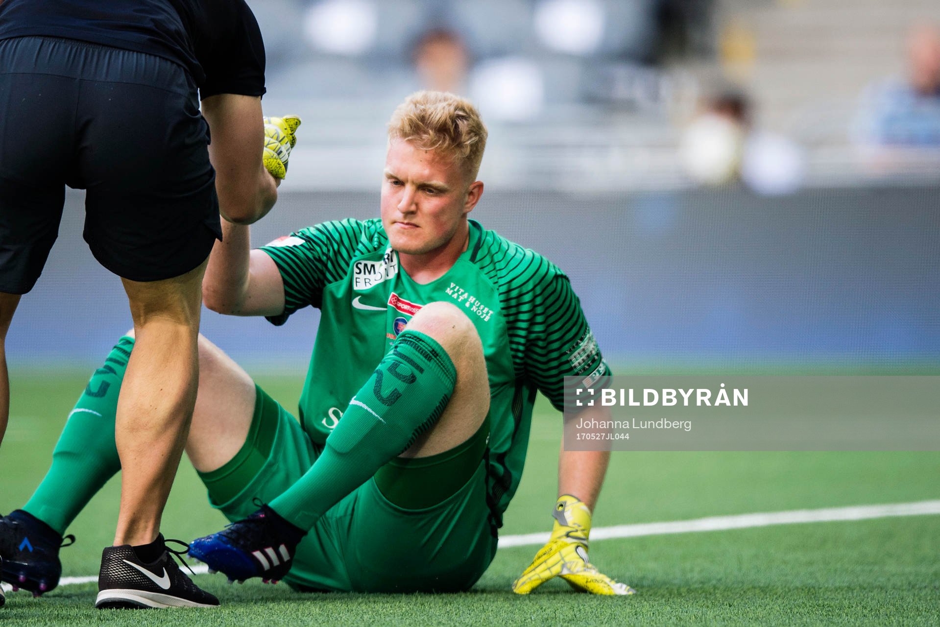 AFC Eskilstunas målvakt Tim Erlandsson har ont