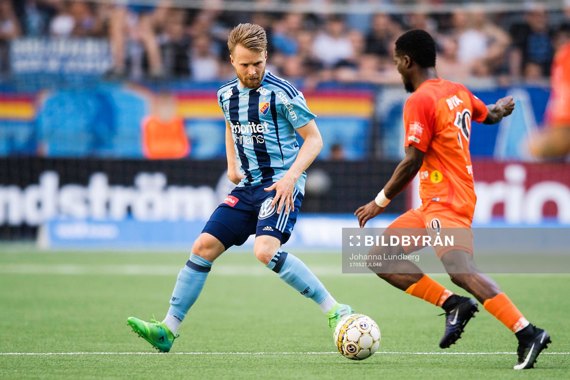 Djurgårdens Jacob Une Larsson utmanar AFC Eskilstunas Buya