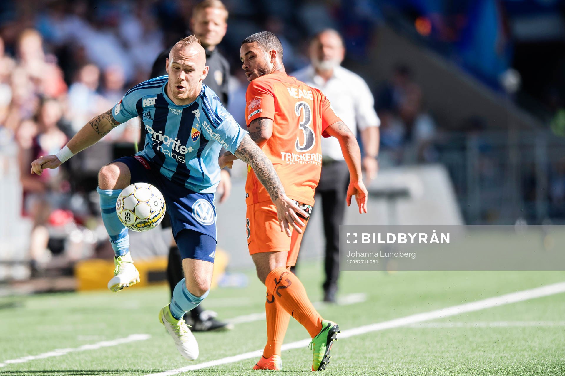 Djurgårdens Magnus Eriksson i en duell mot AFC Eskilstunas