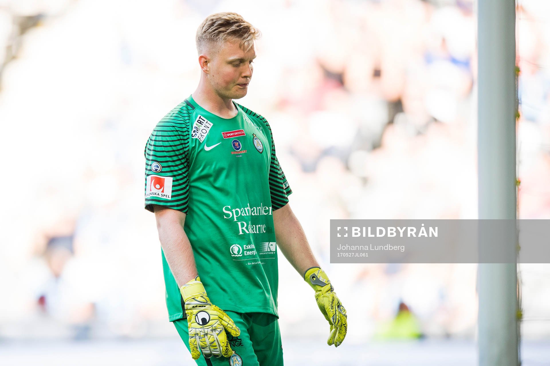 AFC Eskilstunas målvakt Tim Erlandsson deppar