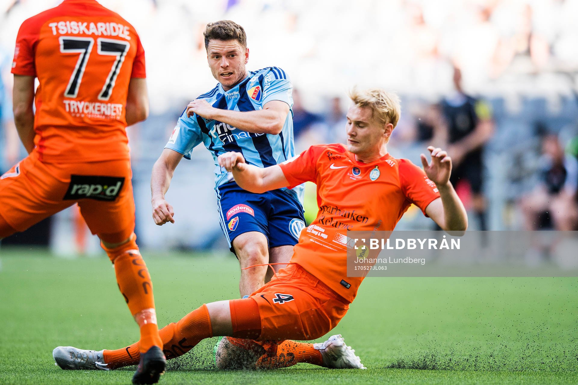 Djurgårdens Kerim Mrabti utmanas av AFC Eskilstunas Ludvig