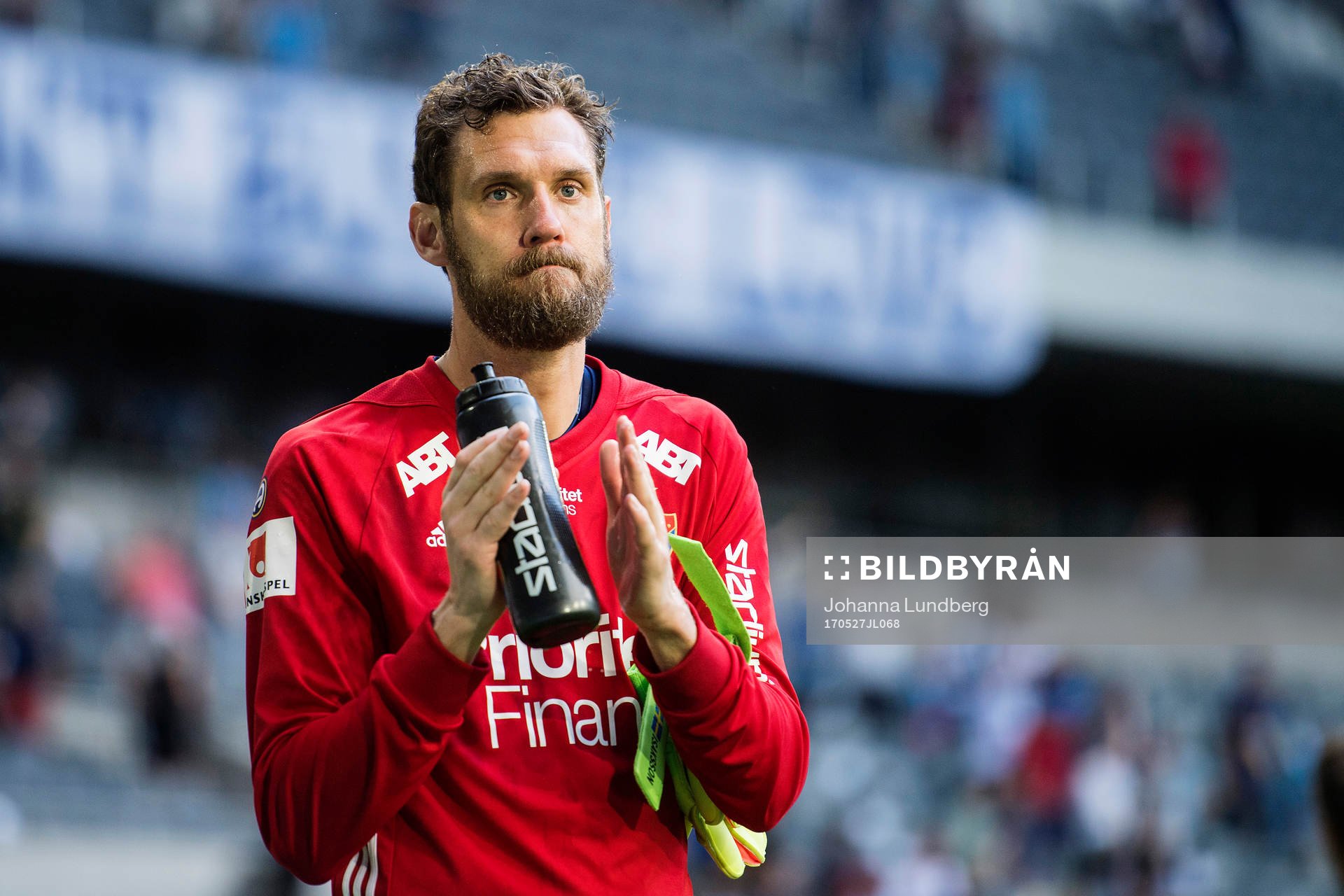 Djurgårdens målvakt Andreas Isaksson tackar publiken
