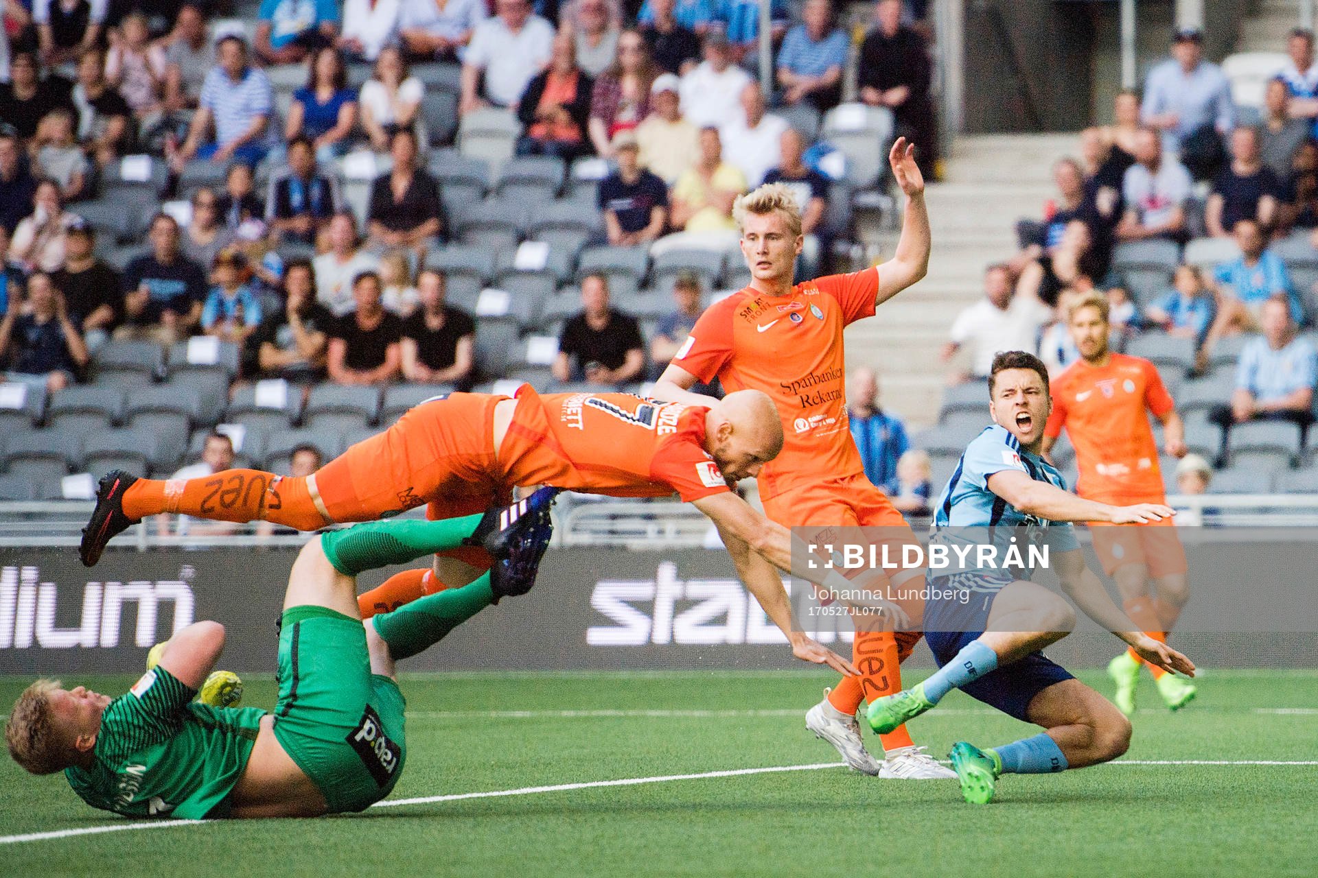 Djurgårdens Kerim Mrabti i en duell mot AFC Eskilstunas