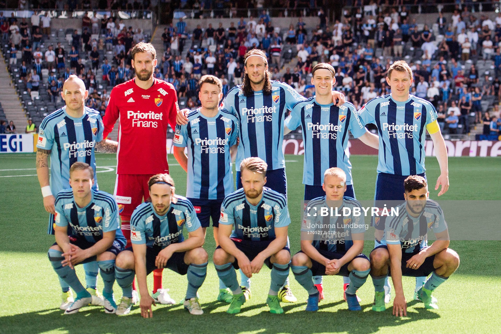 Djurgårdens spelare ställer upp för en lagbild