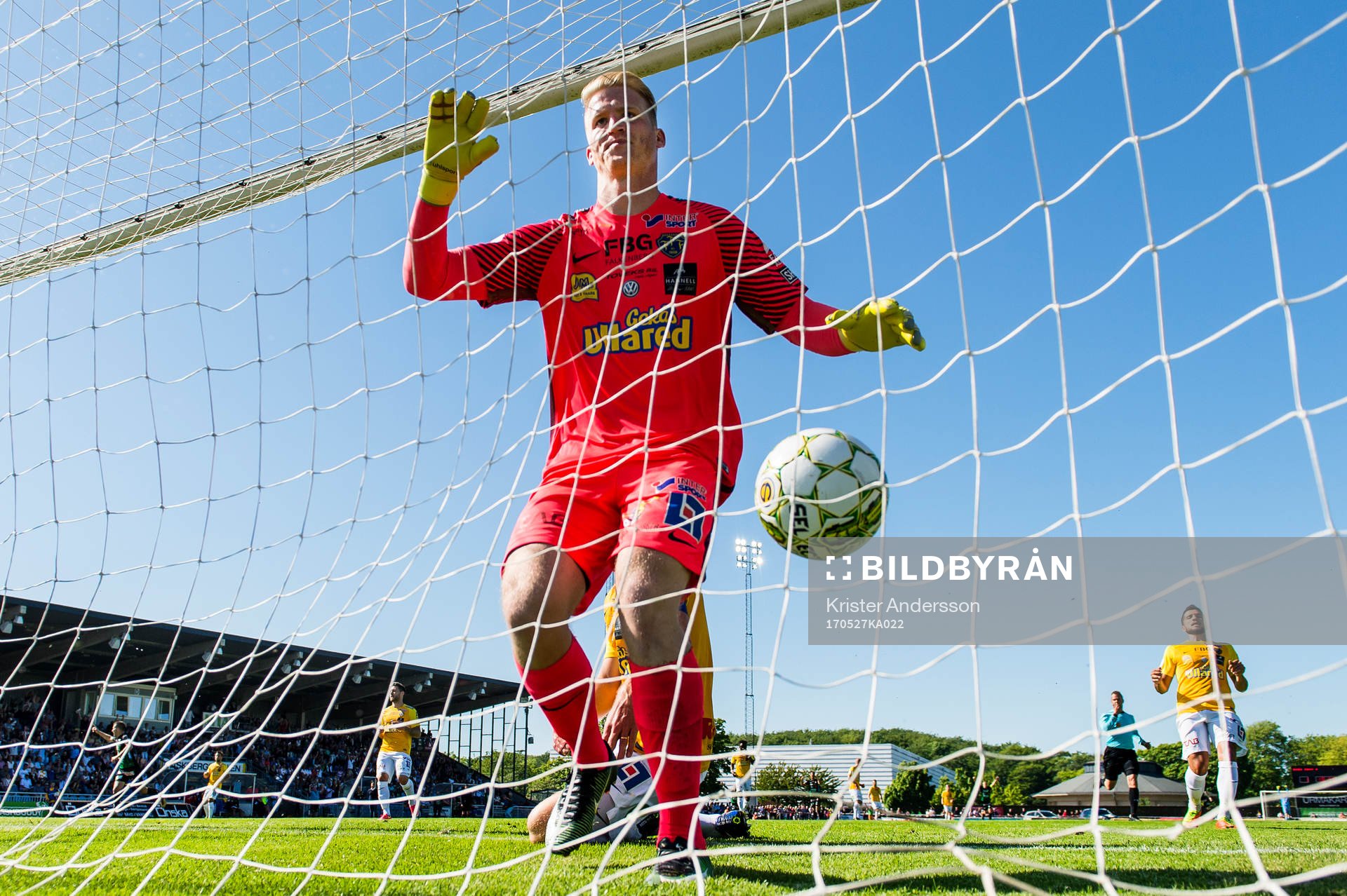 Falkenbergs David Svensson gör självmål och 2-0 för
