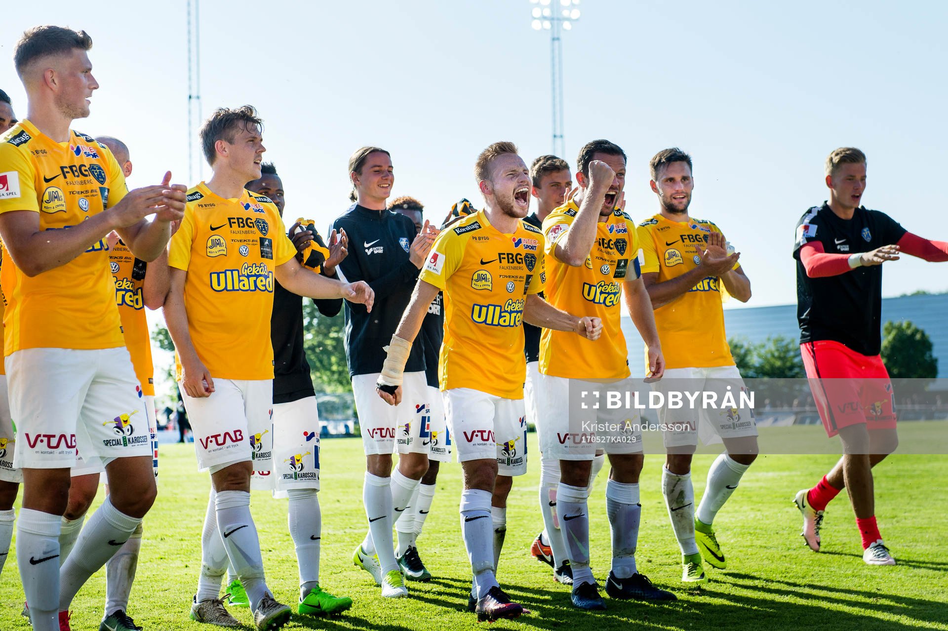 Falkenbergs spelare jublar