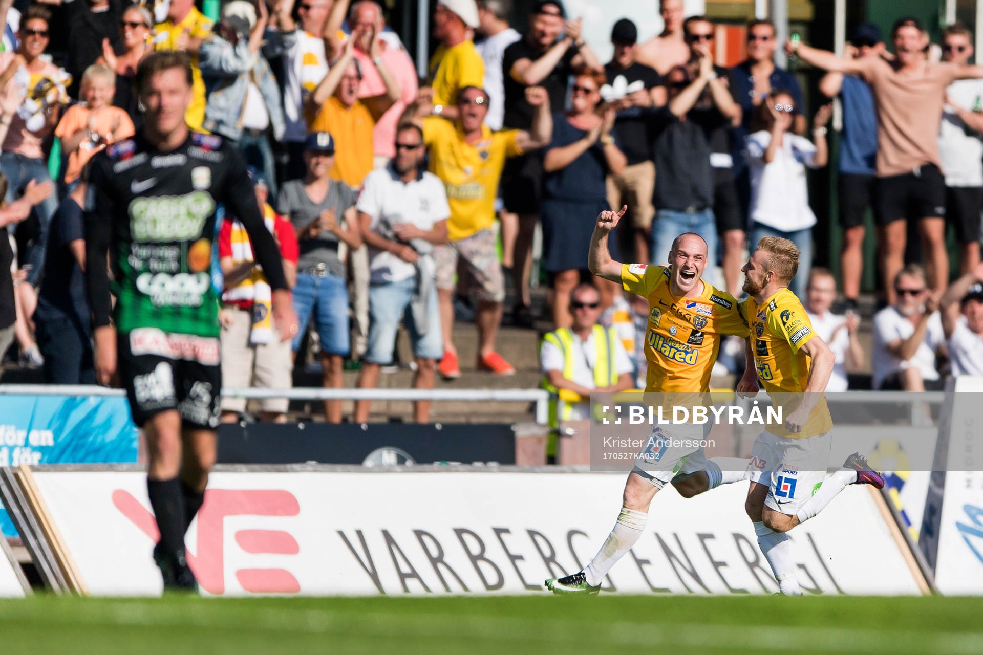 Falkenbergs Christoffer Carlsson (v) har gjort 3-5 och