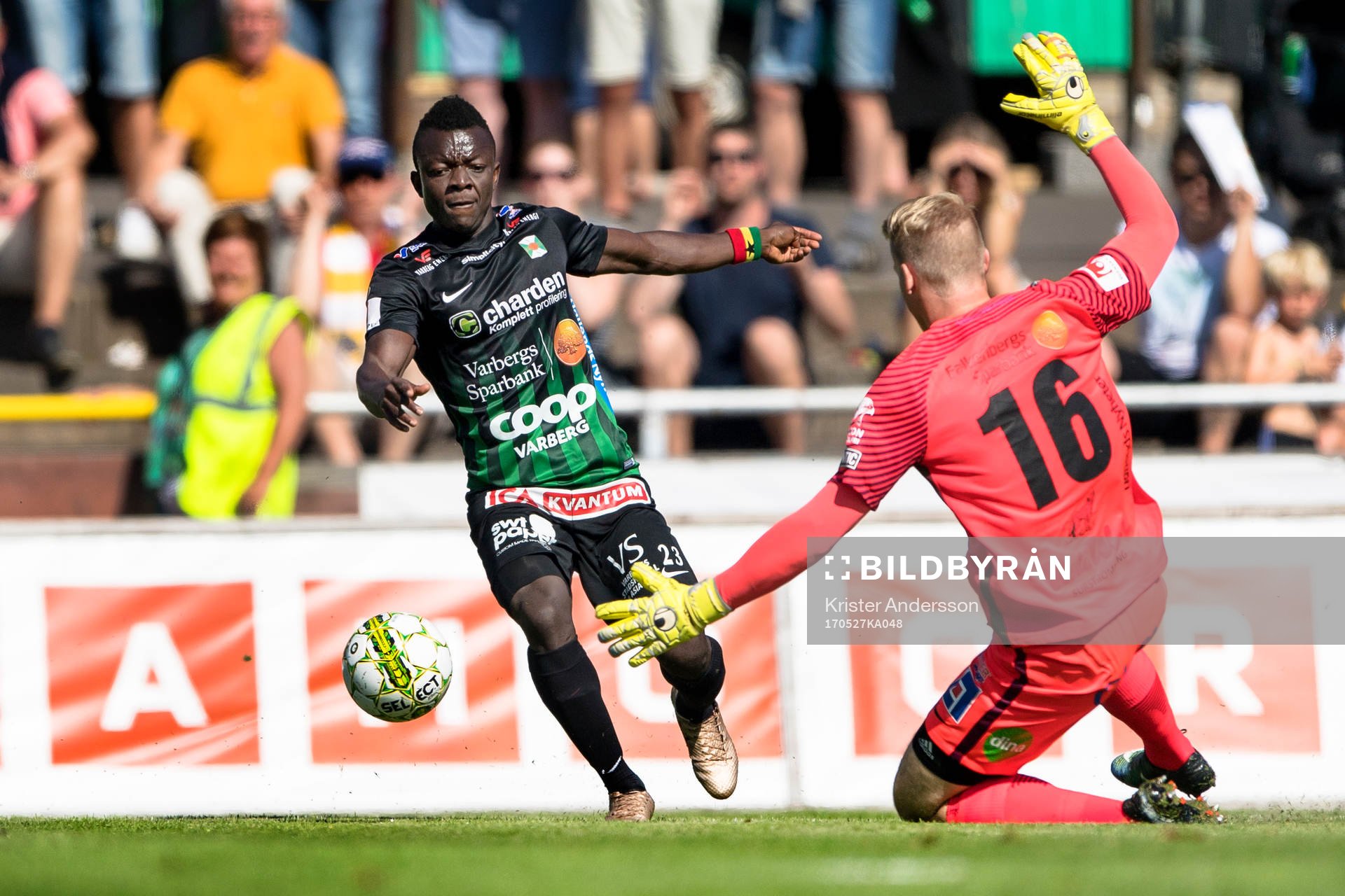 Varbergs Thomas Boakye och Falkenbergs målvakt Hampus