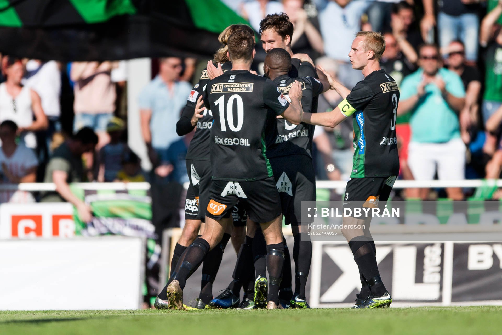 Varbergs Peter Nyström har gjort 3-3 och spelarna jublar