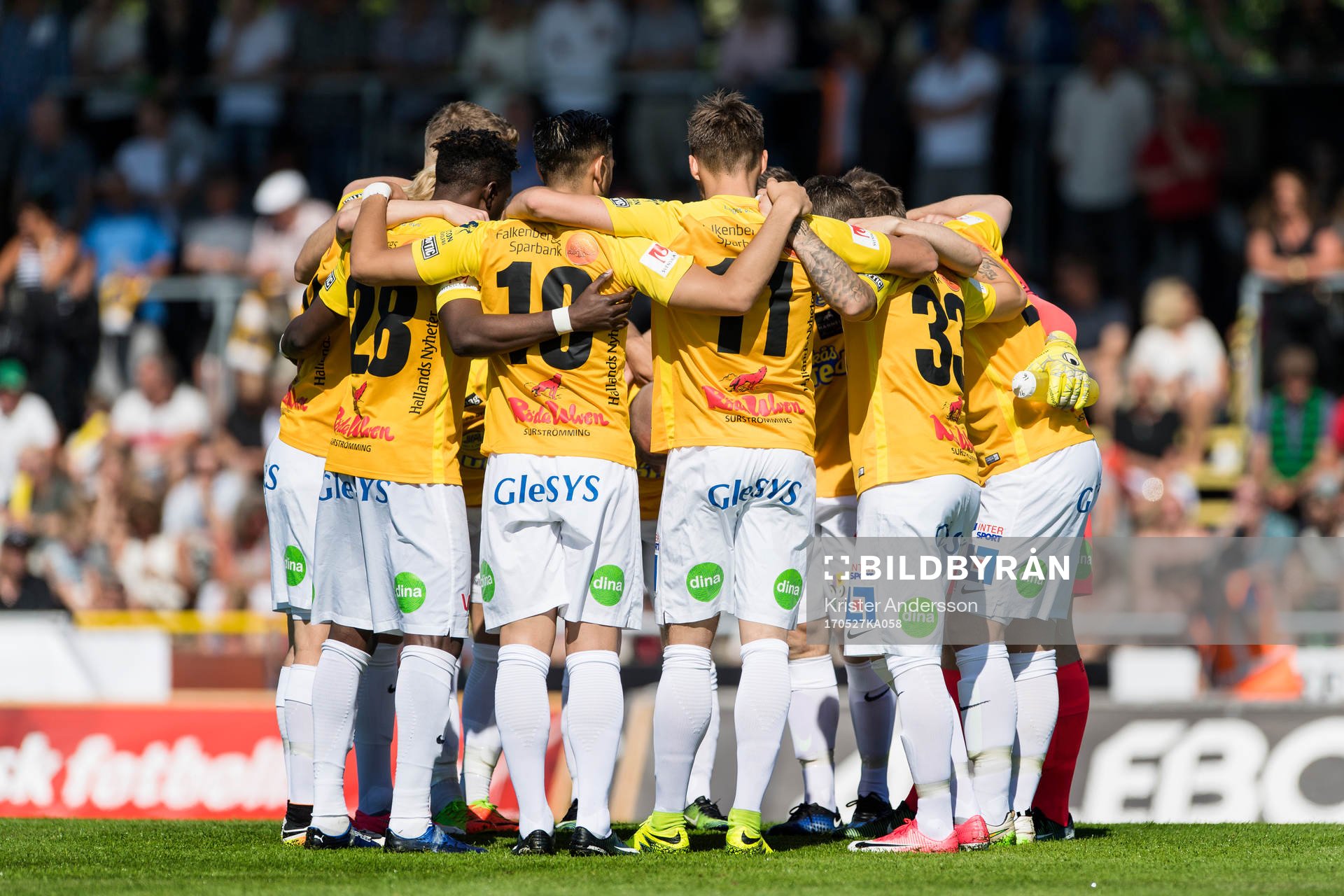 Falkenbergs spelare samlade före fotbollsmatchen i Superettan mellan Varberg och Falkenberg den 27 maj 2017 i Varberg.