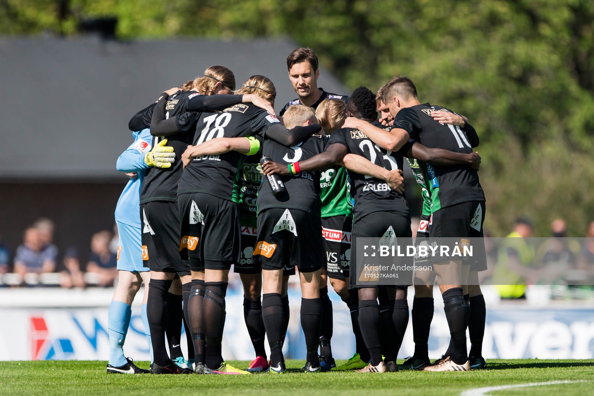 Varbergs spelare samlade före fotbollsmatchen i Superettan mellan Varberg och Falkenberg den 27 maj 2017 i Varberg.
