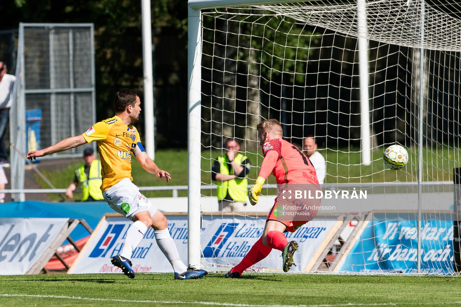 Falkenbergs David Svensson stöter in 2-0 för Varberg i