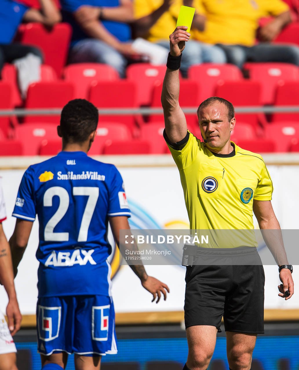 Domaren Patrik Eriksson varnar Sundsvalls Romain Gall