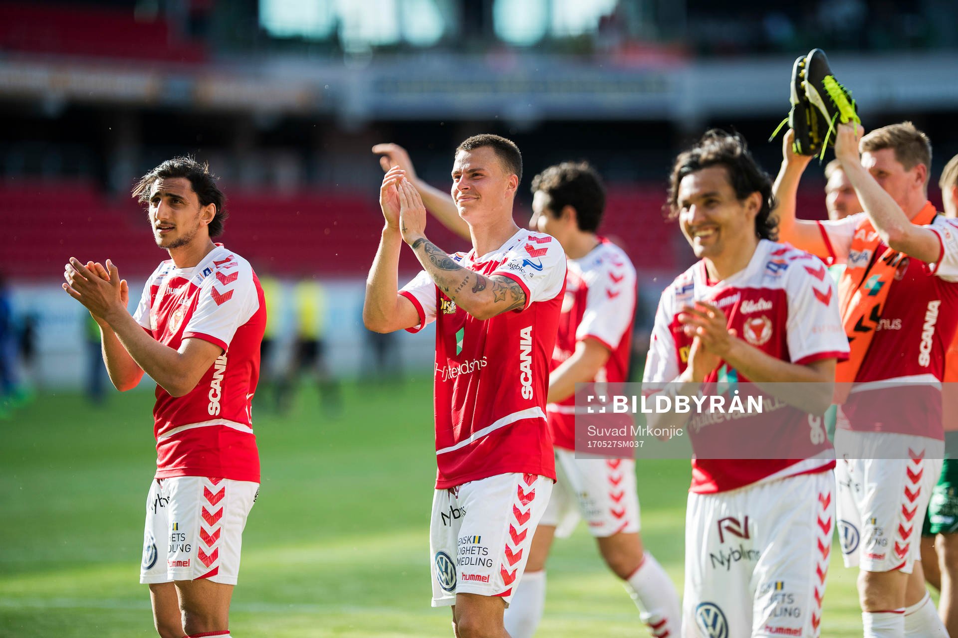 Kalmarspelarna med Melker Hallberg i mitten jublar