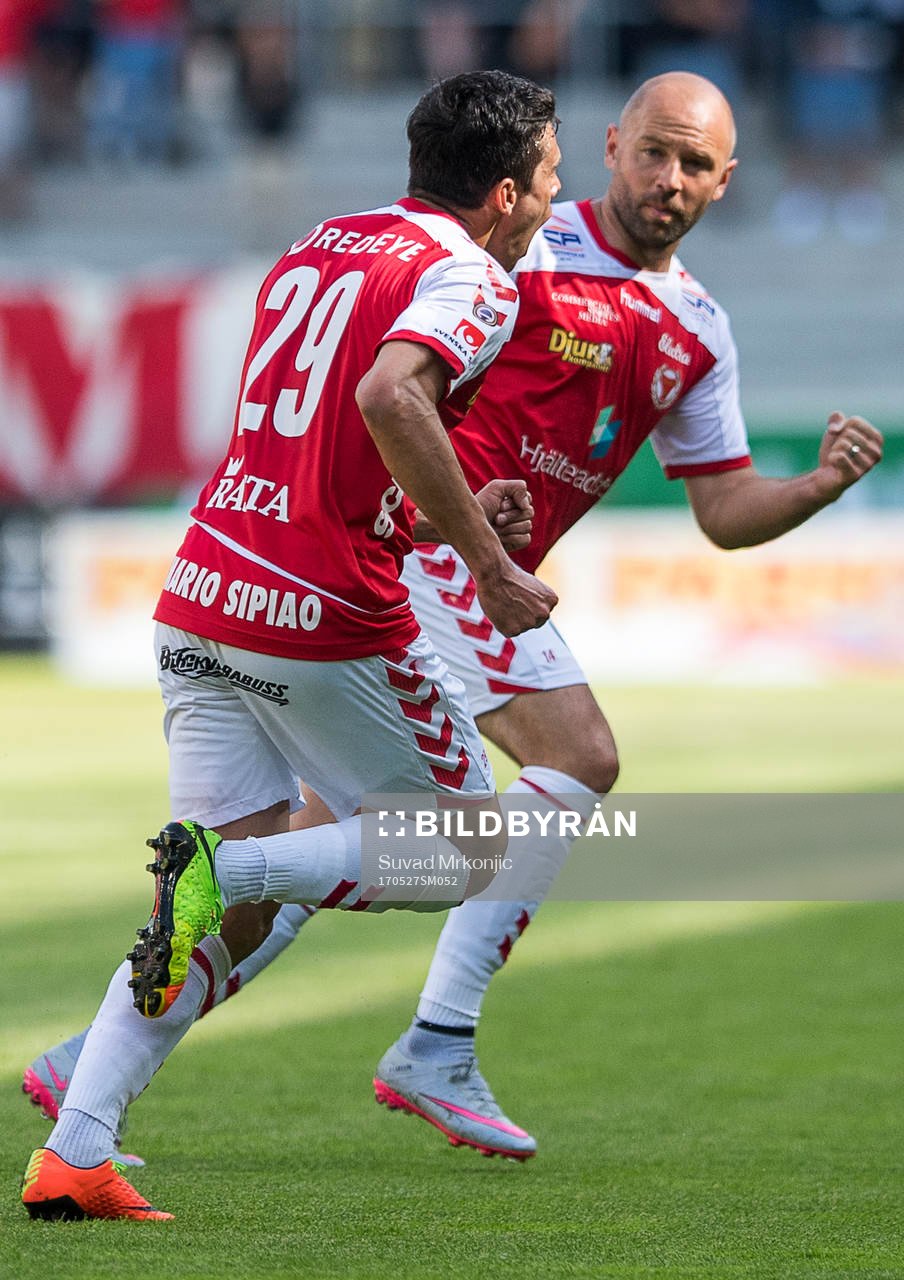 Kalmars Romário Pereira Sipião och Stefan Larsson jublar