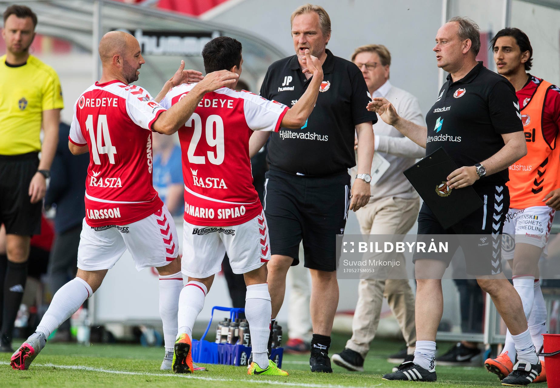 Kalmars Romário Pereira Sipião och Stefan Larsson jublar