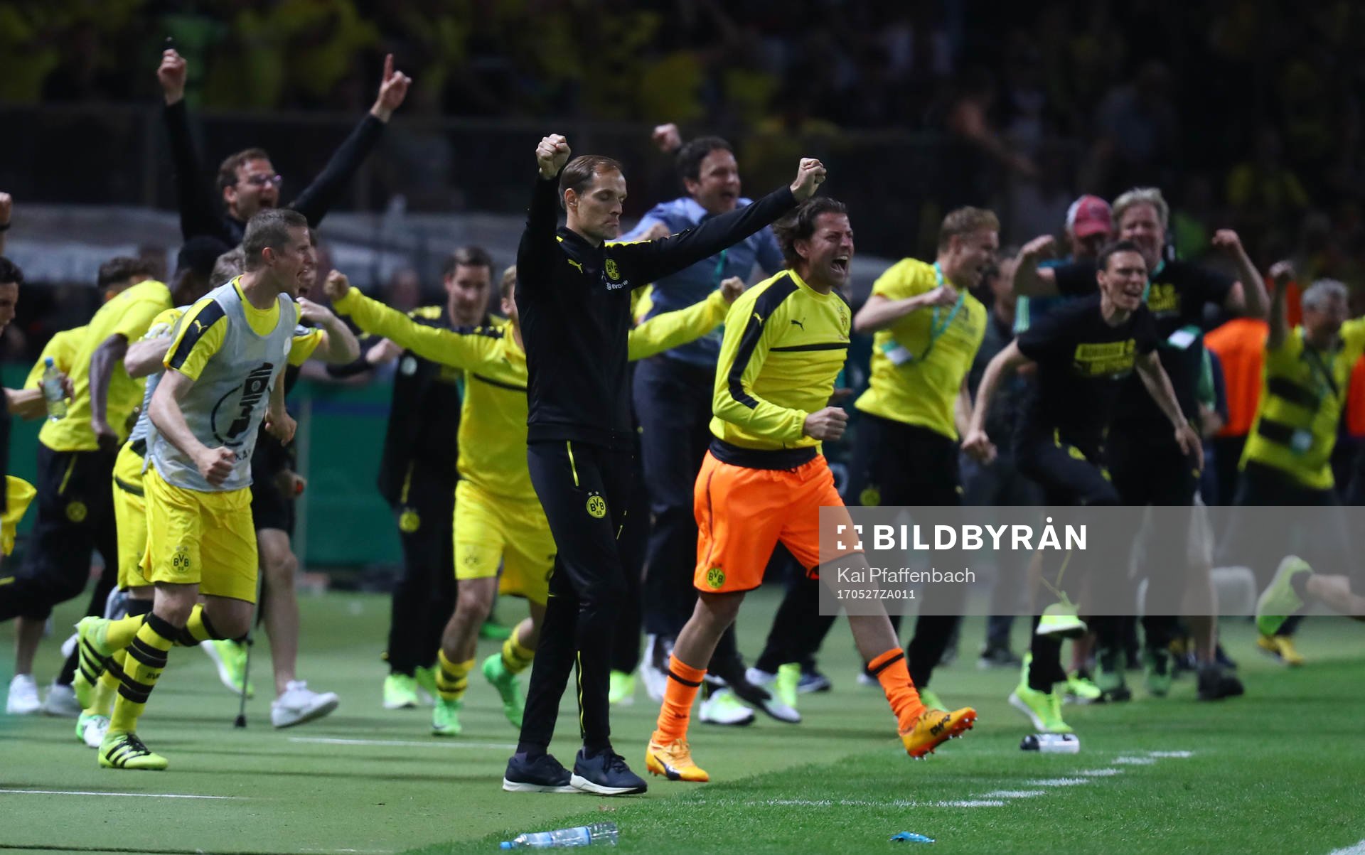 Football Soccer - Eintracht Frankfurt v Borussia Dortmund - DFB-Pokal Final - Olympic Stadium, Berlin, Germany - 27/5/17 Borussia Dortmund celebrate winning the final Reuters / Kai Pfaffenbach Livepic