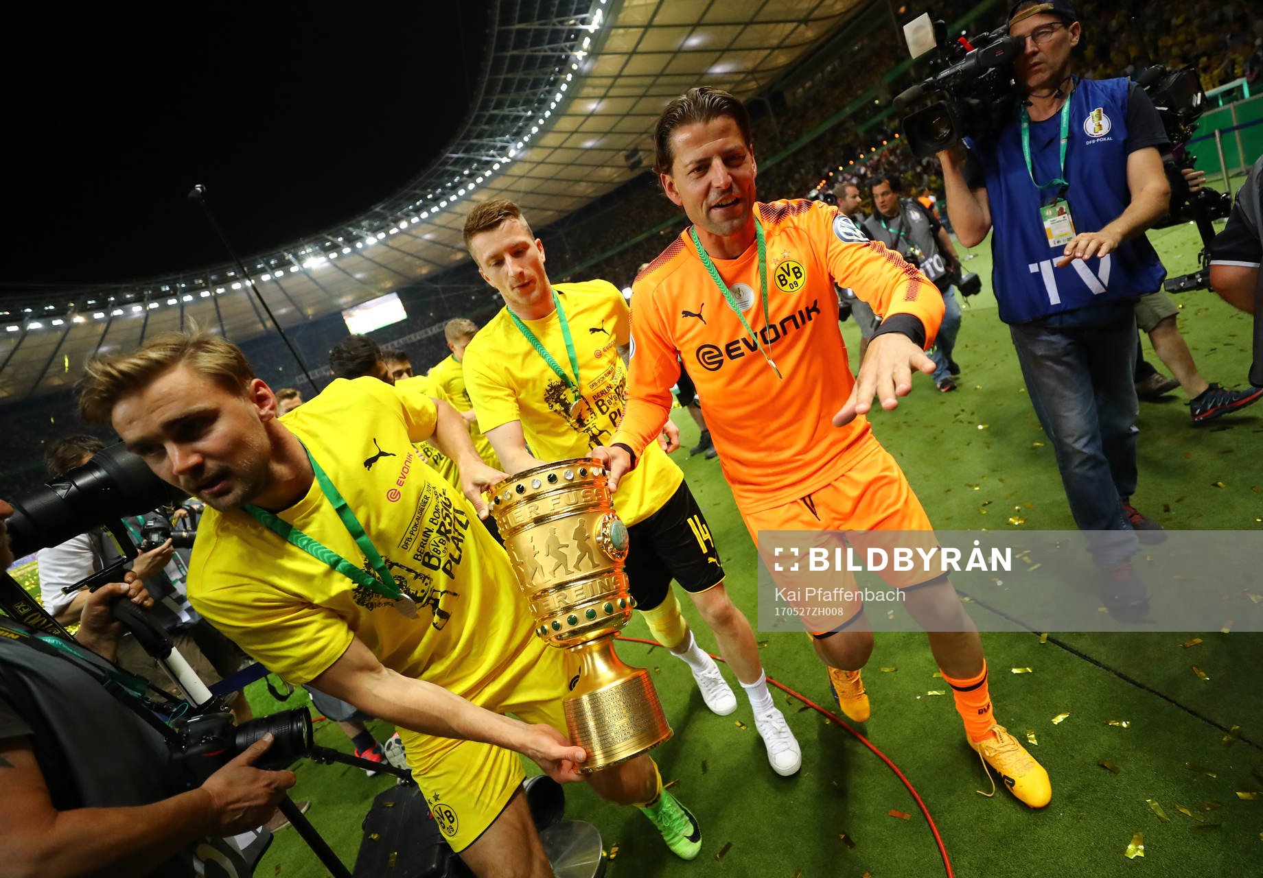 Football Soccer - Eintracht Frankfurt v Borussia Dortmund - DFB-Pokal Final - Olympic Stadium, Berlin, Germany - 27/5/17 Borussia Dortmund's Roman Weidenfeller and Marco Reus celebrates winning the DFB-Pokal Final with the trophy Reuters / Kai Pfaffenbach Livepic DFL RULES TO LIMIT THE ONLINE USAGE DURING MATCH TIME TO 15 PICTURES PER GAME. IMAGE SEQUENCES TO SIMULATE VIDEO IS NOT ALLOWED AT ANY TIME. FOR FURTHER QUERIES PLEASE CONTACT DFL DIRECTLY AT + 49 69 650050 DFB RULES PROHIBIT USE IN MMS SERVICES VIA HANDHELD DEVICES UNTIL TWO HOURS AFTER A MATCH AND ANY USAGE ON INTERNET OR ONLINE MEDIA SIMULATING VIDEO FOOTAGE DURING THE MATCH.