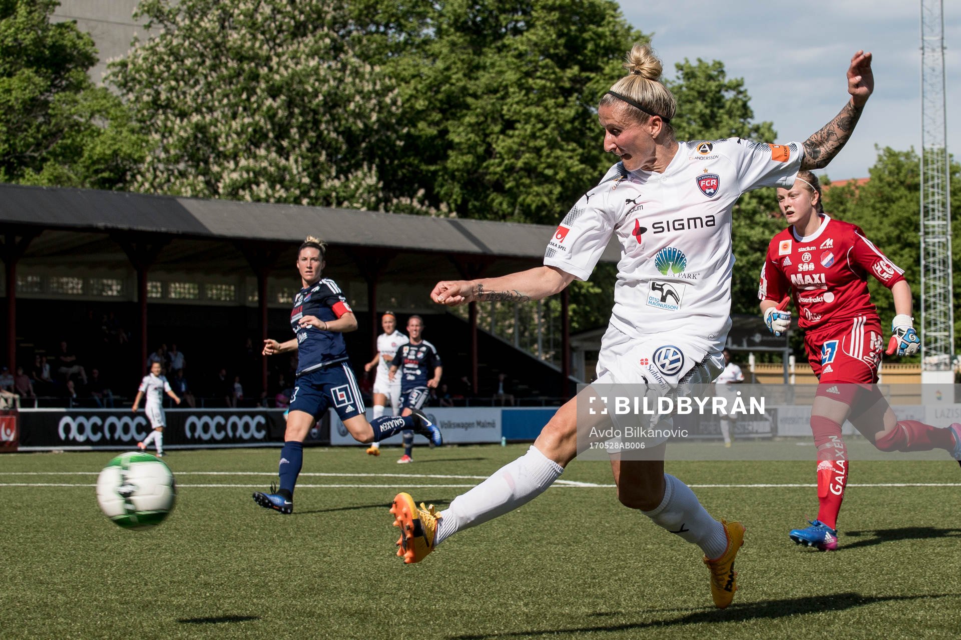 Rosengårds Anja Mittag skjuter in 1-0 målet