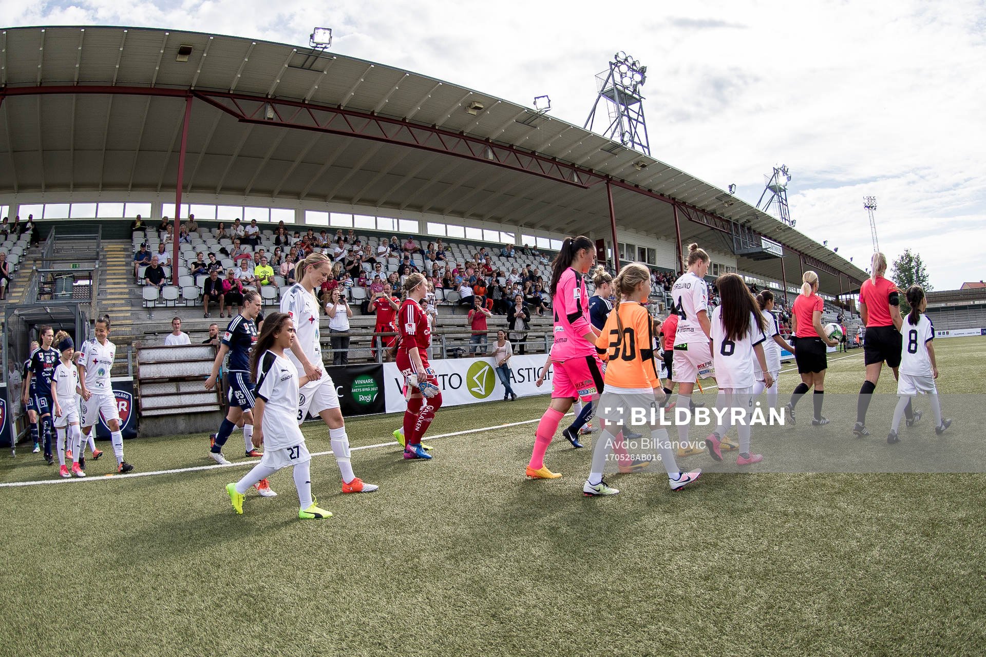 Rosengårds och Kvarnsvedens spelare gör entré på Malmö IP inför Semifinal fotbollsmatchen i Svenska Cupen mellan Rosengård och Kvarnveden den 28 maj 2017 i Malmö.